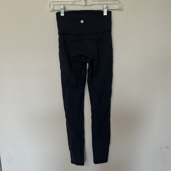 Lululemon Black in movement leggings 25 inch size 2 everlux - Picture 2 of 3